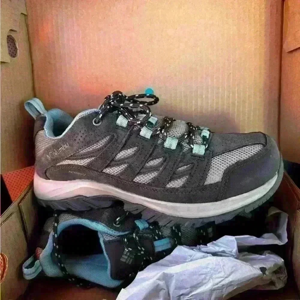 NWT, Women’s Columbia Creatwood Women’s Hiking shoes. Waterproof in sz 8.5.